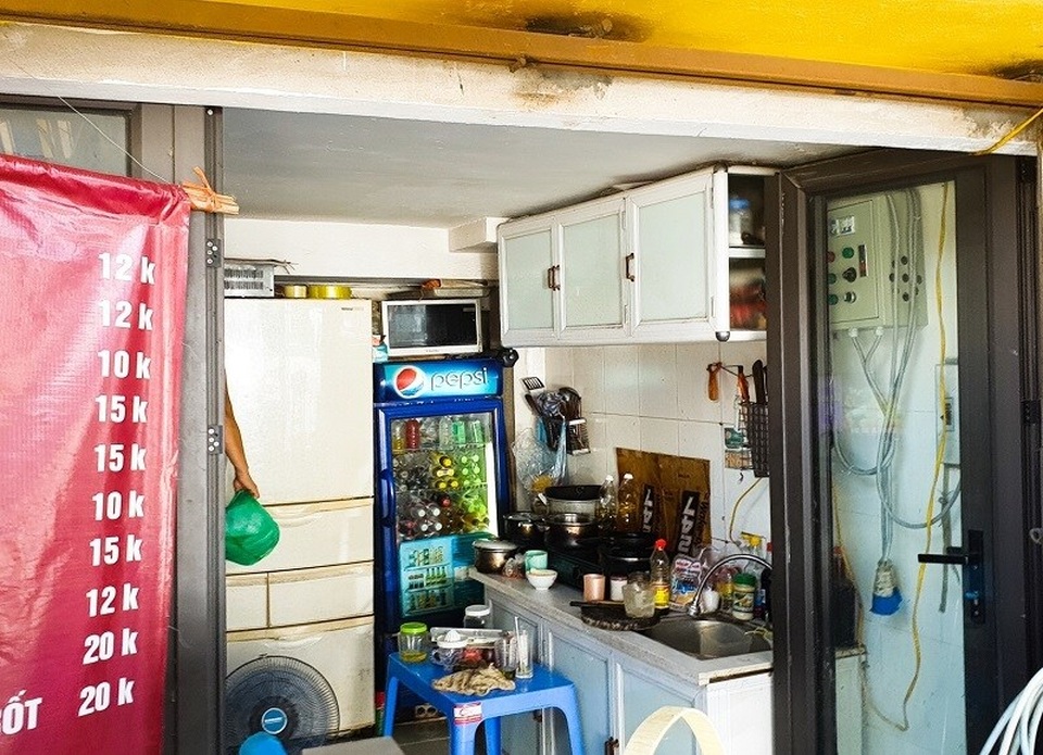 Nhà “siêu mỏng, siêu méo” đua nhau mọc trên đường đang mở rộng ở Thủ đô - 13 Nhà “siêu mỏng, siêu méo” đua nhau mọc trên đường đang mở rộng ở Thủ đô - 13