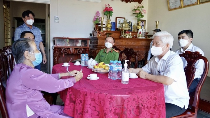 Bí thư Tỉnh ủy ân cần thăm hỏi sức khỏe Mẹ Việt Nam anh hùng Ung Thị Nừng