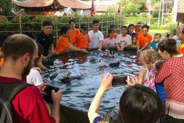 Đón Trung thu… dưới nước