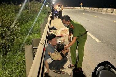Chồng ôm con thơ khóc ngất bên thi thể vợ bầu sắp sinh