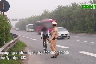 Hàng dài xe đạp đi vào làn ô tô trên đường Võ Nguyên Giáp (Hà Nội)