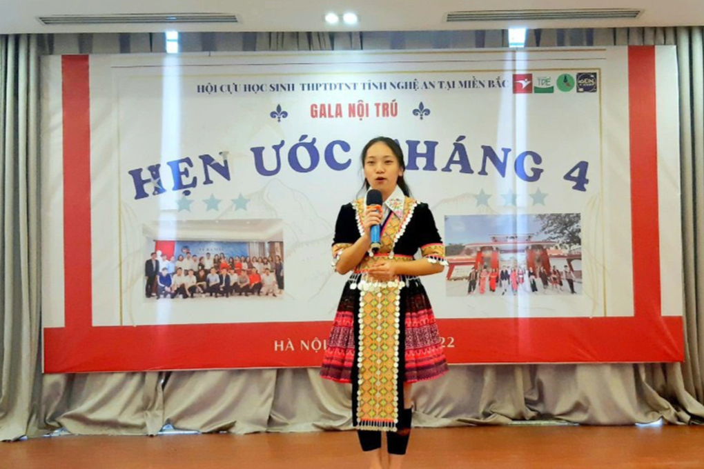 Nữ sinh người Mông đạt điểm 10 môn Lịch sử, ước mơ trở thành nhà báo - 6 Nữ sinh người Mông đạt điểm 10 môn Lịch sử, ước mơ trở thành nhà báo - 6