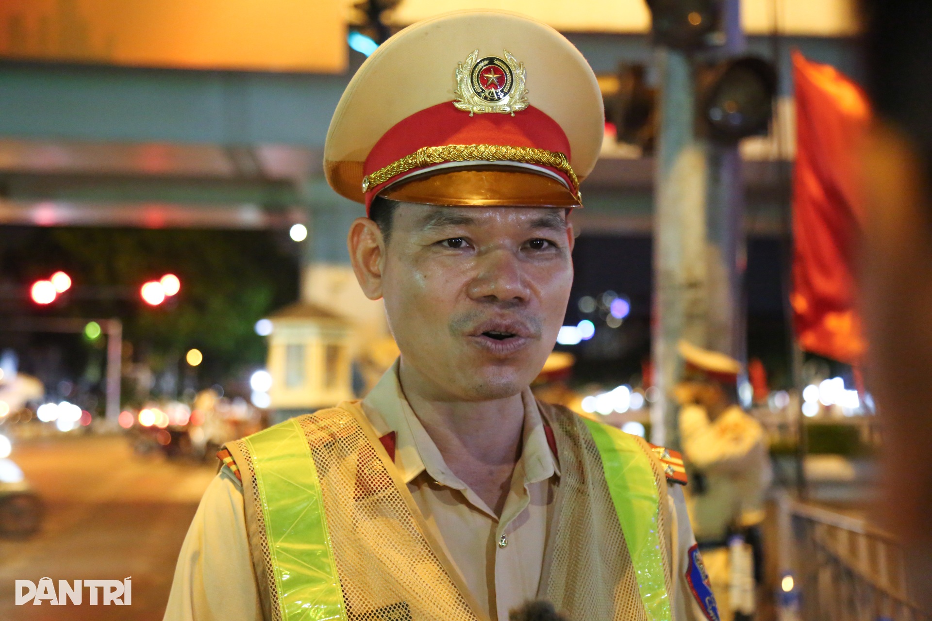 Theo chân CSGT xuyên đêm ghi hình, xử lý tài xế ô tô hổ vồ ở Hà Nội - 13 Theo chân CSGT xuyên đêm ghi hình, xử lý tài xế ô tô hổ vồ ở Hà Nội - 13
