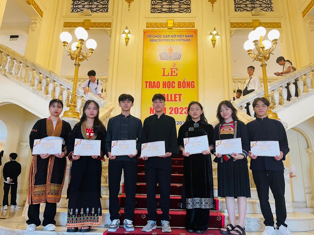 Nam sinh người Tày giành học bổng nhờ thành tích học tập xuất sắc - 2 Nam sinh người Tày giành học bổng nhờ thành tích học tập xuất sắc - 2