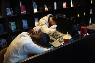 Caffeine và giấc ngủ bị đánh cắp của thế hệ "cày điểm"