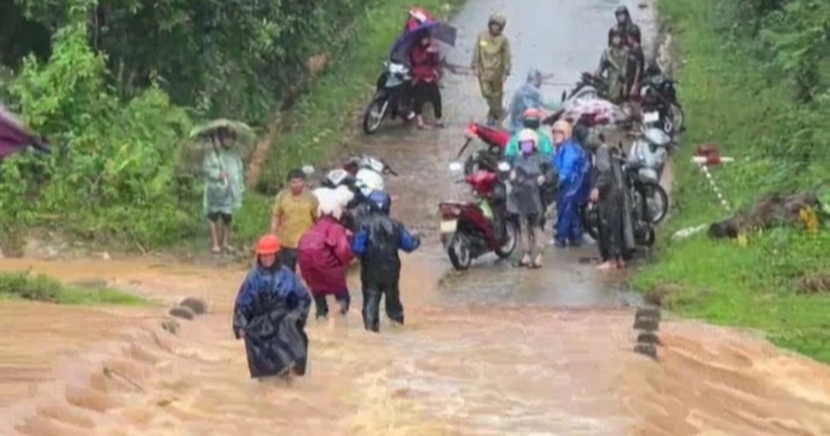 Mưa lớn gây chia cắt, nhiều giáo viên mắc kẹt trên đường đến trường
