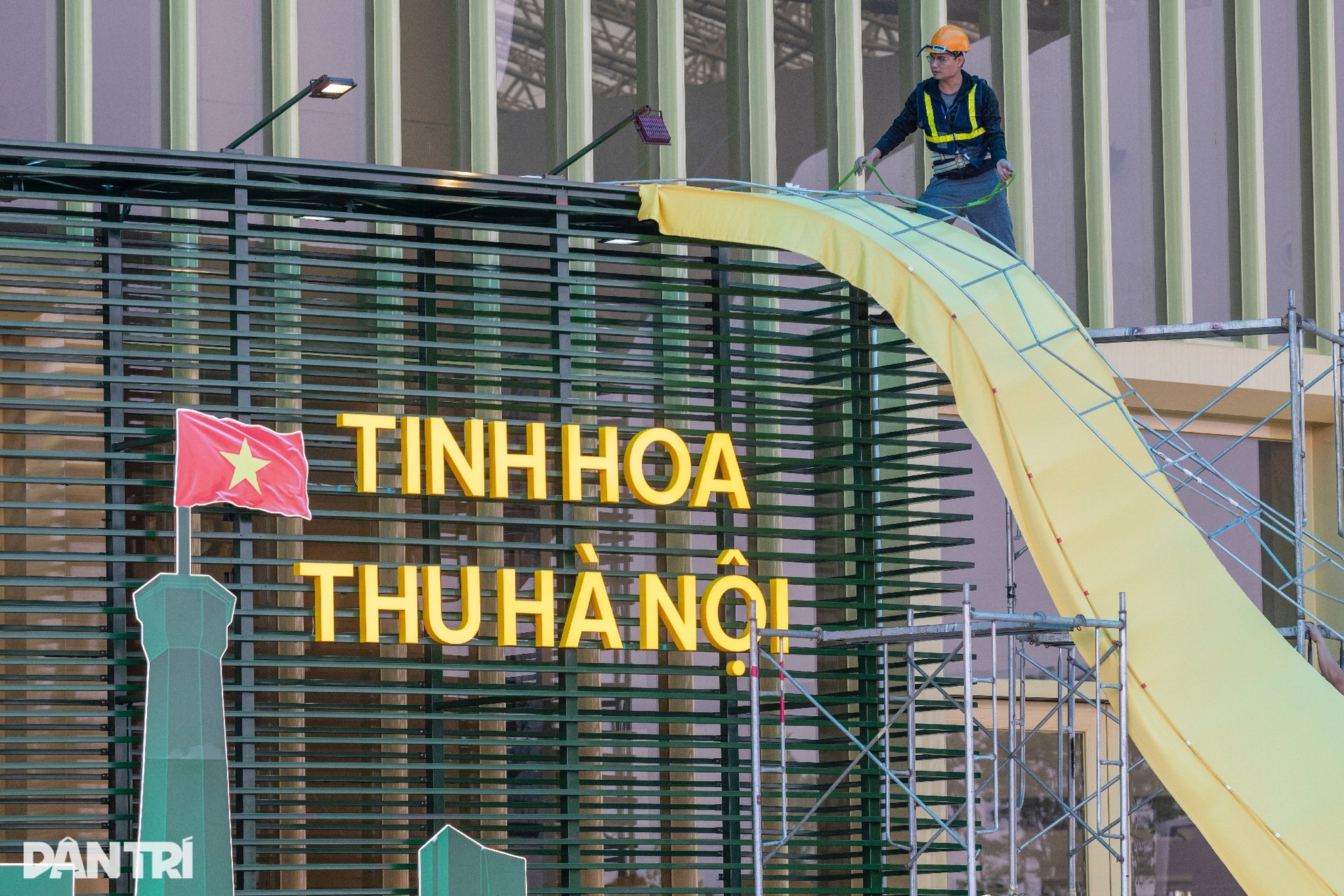 Se están terminando de construir miles de stands, listos para la Feria de Otoño de 2025 - 3 Hàng nghìn gian hàng gấp rút hoàn thiện, sẵn sàng cho Hội chợ Mùa thu 2025 - 3