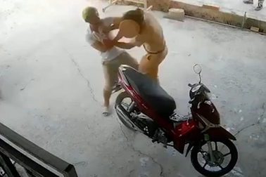 Gặp CSGT trình báo bị đánh rồi... đánh luôn CSGT