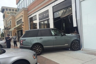 Đi dép xỏ ngón lái xe, một phụ nữ gây tai nạn