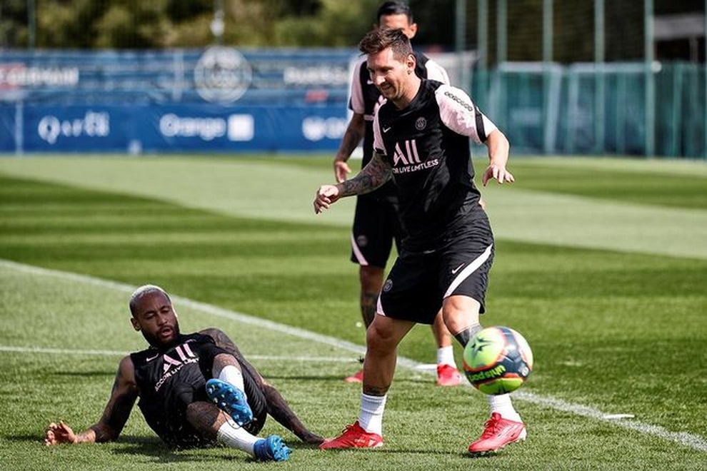Messi cười tươi rói trong buổi tập đầu tiên với PSG - 4 Messi cười tươi rói trong buổi tập đầu tiên với PSG - 4