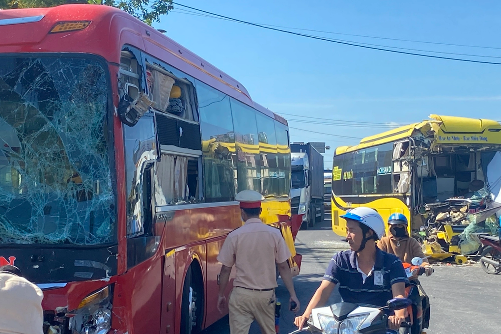 3 xe khách tông nhau, 2 xe nát đầu - 1 3 xe khách tông nhau, 2 xe nát đầu - 1