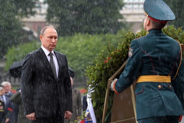 Tổng thống Putin “đội mưa” đặt vòng hoa tưởng niệm