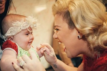 Quán quân American Idol báo tin mang bầu ngay trên sân khấu