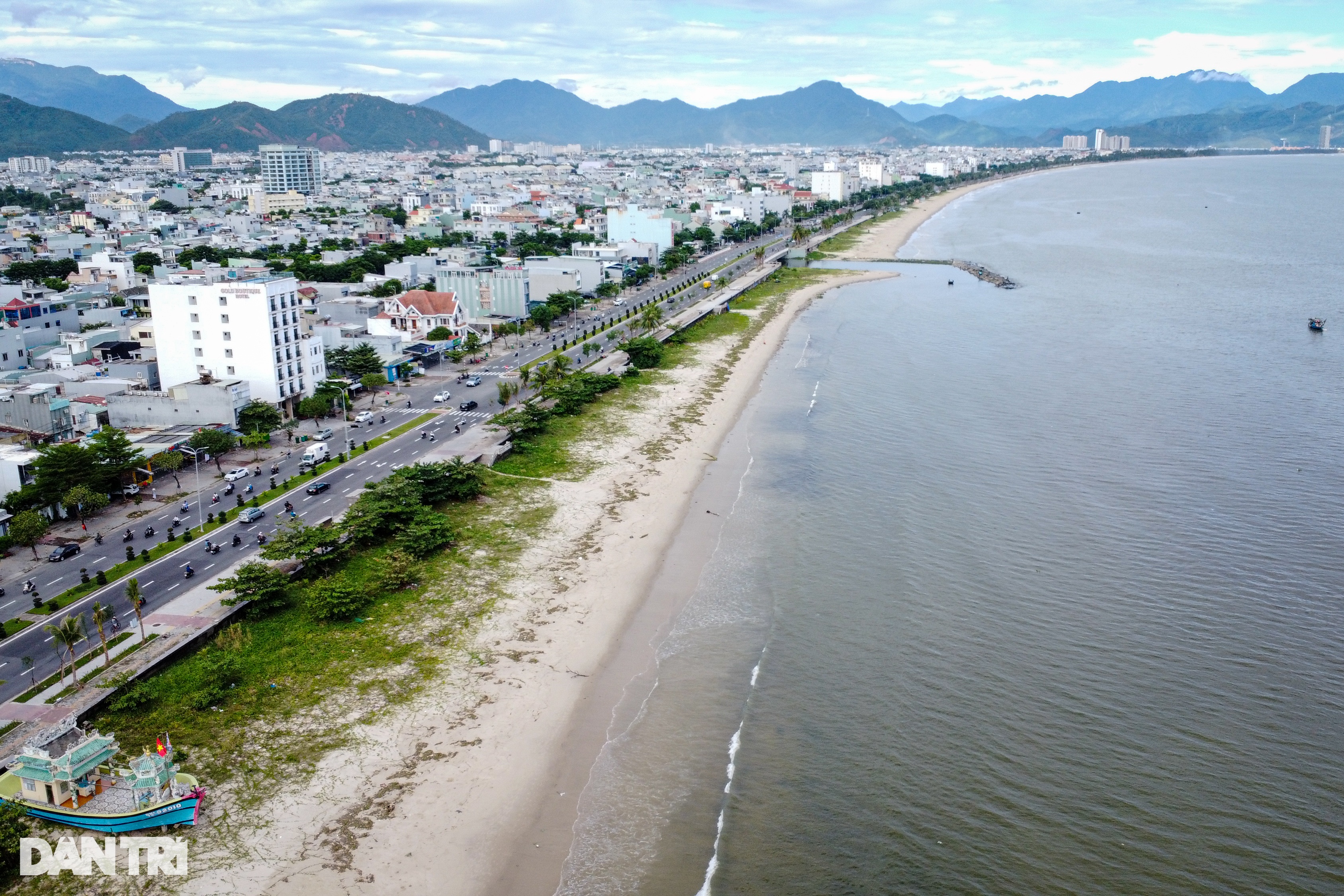 View - Sau mưa lớn, bờ biển Đà Nẵng ngập rác lẫn kim tiêm | Báo Dân trí