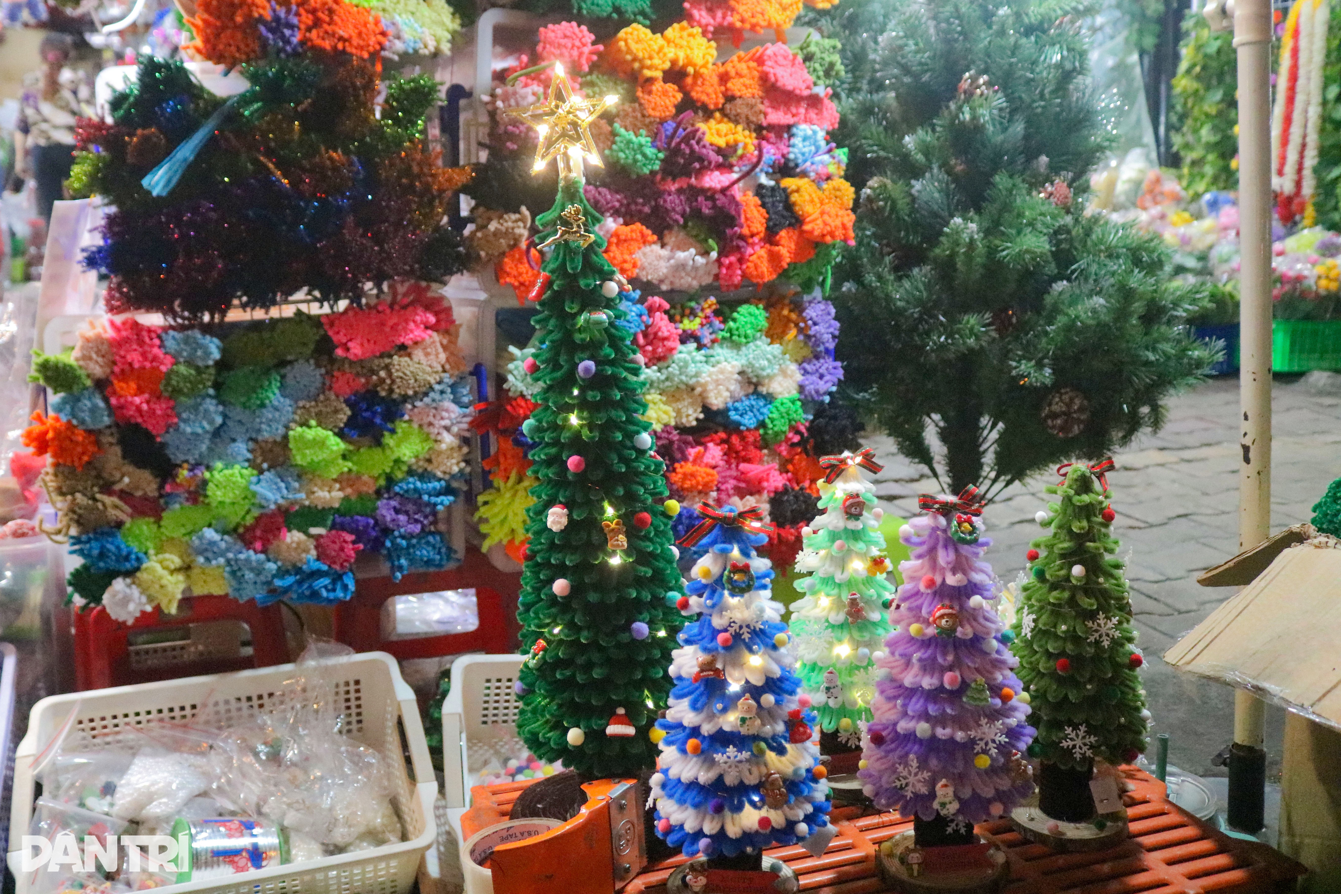 Zákazníci se tlačili na vánoční ulici, ale obchodníci si stále stěžovali - 2 Khách vây kín phố Giáng sinh, tiểu thương vẫn than - 2