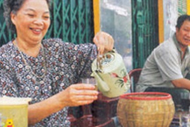 Nghệ sỹ Lê Mai bán hàng nước