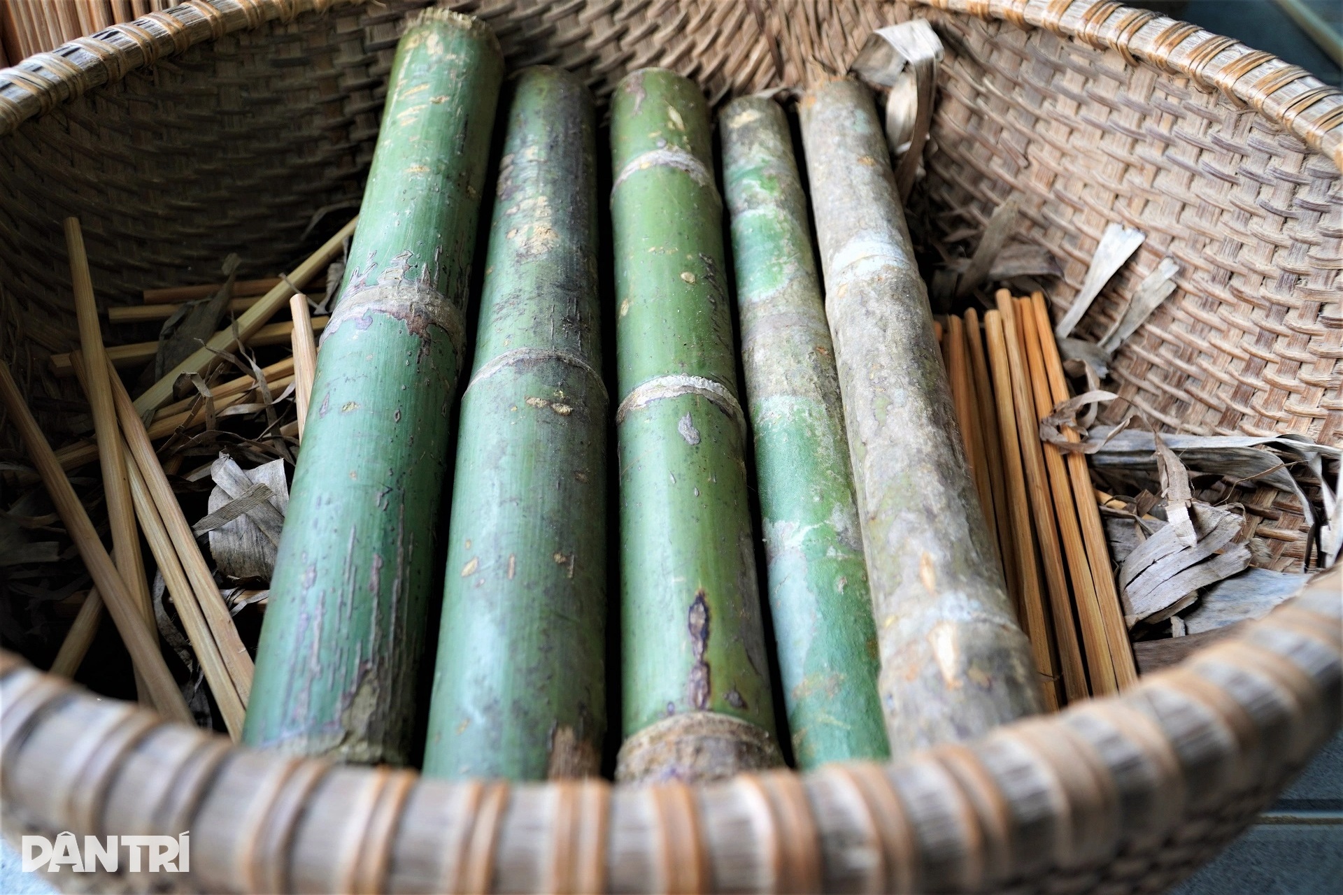 ການຫາເງິນລະຫວ່າງເທດສະການກັບວຽກເຮັດການແຍກໝາກເຜັດ ແລະເຮັດຟັກ - 3 Hái tiền dịp Tết với nghề chẻ cau vót đũa - 3