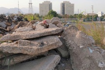 Đống rác thải "chất cao như núi" cạnh quảng trường trăm tỷ ở Hòa Bình