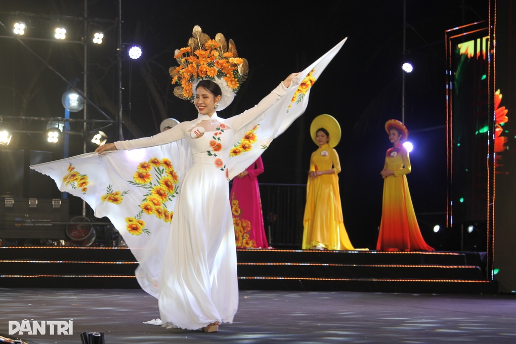 Nữ cán bộ Chi cục Thuế giành giải nhất người đẹp hoa cúc biển Cửa Lò - 3 Nữ cán bộ Chi cục Thuế giành giải nhất người đẹp hoa cúc biển Cửa Lò - 3