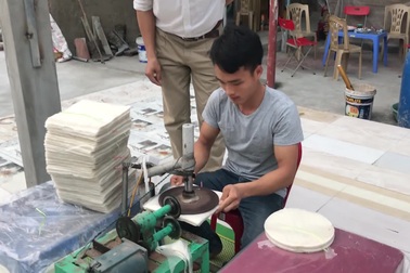 Đem lấy tiền cưới vợ xây nhà xưởng, 8x trẻ quyết đưa bánh đa nem xuất khẩu