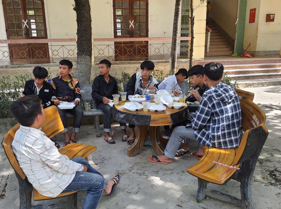 Nghệ An: Những suất cơm ấm lòng sỹ tử vùng cao - 9 Nghệ An: Những suất cơm ấm lòng sỹ tử vùng cao - 9