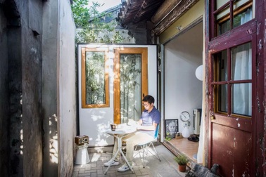 Dựng nhà mới trong lòng nhà cũ, 2 tiếng đã có công trình đẹp không ngờ