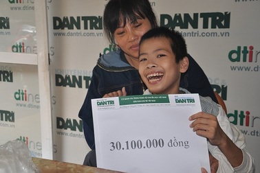 Hơn 40 triệu đồng tiếp tục đến với cậu bé tật nguyền 7 năm sống ở thuyền