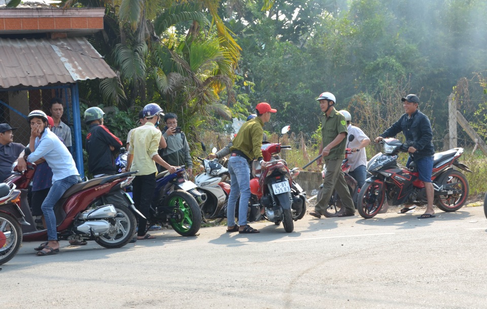 Bố trí dày đặc các chốt cảnh sát truy bắt nghi can xả súng giết 4 người - 3