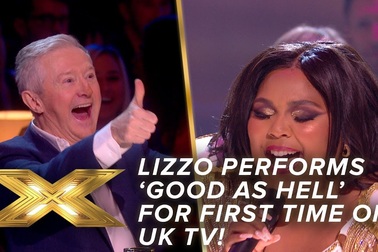 Lizzo trình diễn trong X Factor Anh quốc