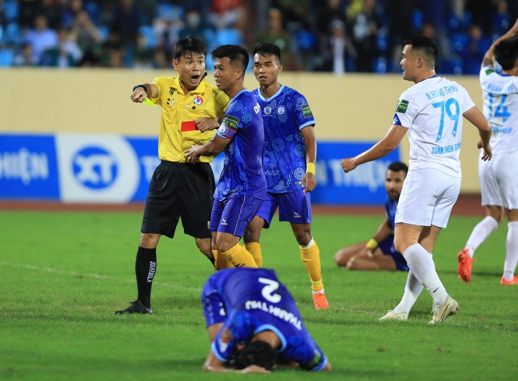 Trọng tài khiến V-League nổi sóng không được phân công làm nhiệm vụ - 1 Trọng tài khiến V-League nổi sóng không được phân công làm nhiệm vụ - 1