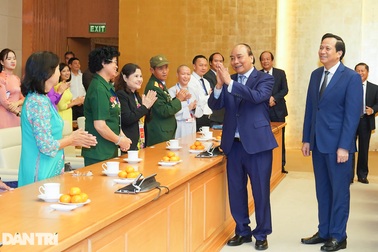 Thủ tướng: "Xúc động với những câu chuyện cổ tích có thật trong đời thường"