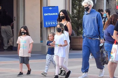 Mỹ nhân Megan Fox đưa 3 con đi chơi cùng bạn trai kém tuổi