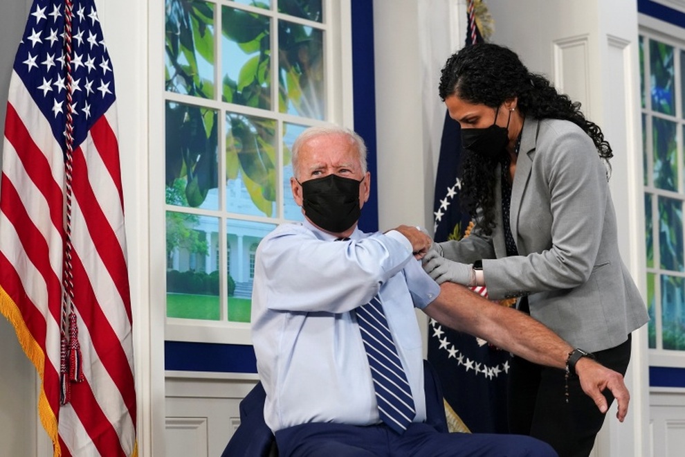 Tổng thống Mỹ Biden tiêm mũi vắc xin Covid-19 tăng cường - 1 Tổng thống Mỹ Biden tiêm mũi vắc xin Covid-19 tăng cường - 1