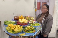 Người bán hoa quả trên vỉa hè phố cổ bị phạt sau khi lộ video "chặt chém"