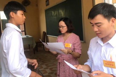 Giám thị coi thi vào lớp 10 ở Hà Nội: "Cảnh giác thí sinh miệng lẩm bẩm"