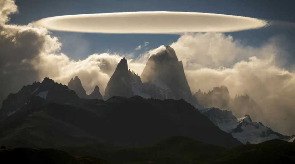 “Đám mây UFO” ma quái lơ lửng trên núi ở Argentina - 1 “Đám mây UFO” ma quái lơ lửng trên núi ở Argentina - 1