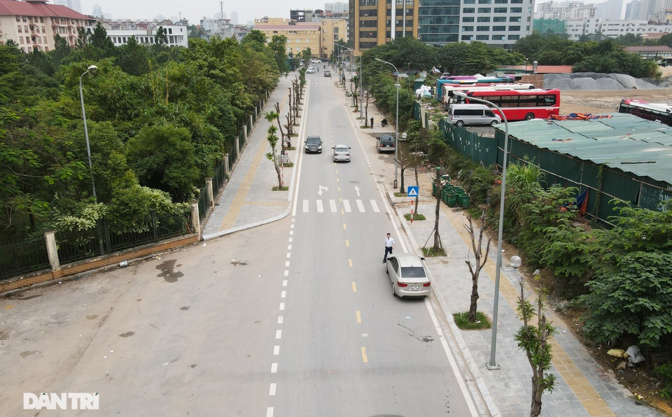 Hàng loạt cây xanh mới trồng chết khô trên khu đất vàng Hà Nội - 8 Hàng loạt cây xanh mới trồng chết khô trên khu đất vàng Hà Nội - 8
