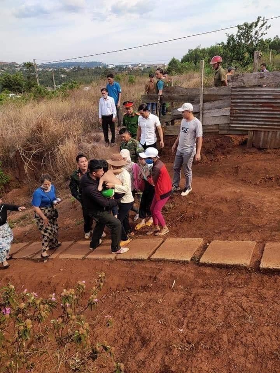 Giải cứu hai cháu bé bị bố mẹ tâm thần nhốt nhiều ngày liền - 1