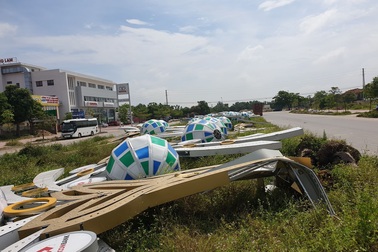 Loạt cột đèn trang trí hơn 10 tỷ đồng bị “hạ đo ván” sau trận giông lốc