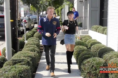 Miley Cyrus tình tứ nắm tay Cody Simpson