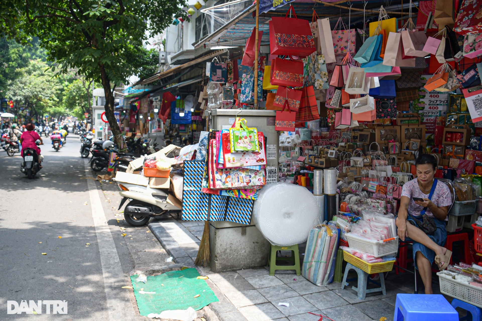 Biến lòng đường thành nơi buôn bán, tiểu thương nói để chúng tôi kiếm tý - 16 Biến lòng đường thành nơi buôn bán, tiểu thương nói để chúng tôi kiếm tý - 16