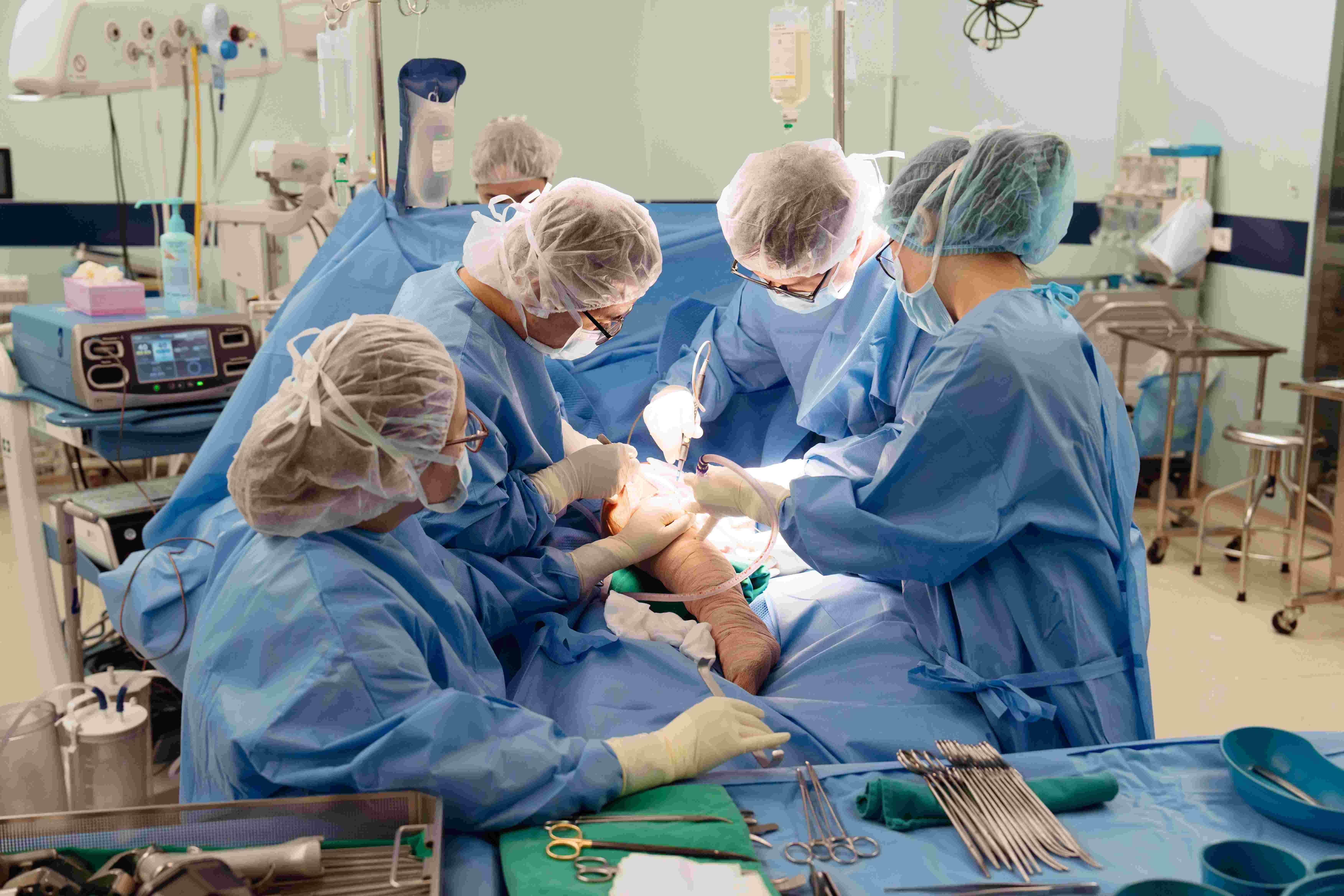 Vinmec lần đầu thay toàn bộ xương đùi cho bệnh nhi ung thư nhỏ tuổi - 1