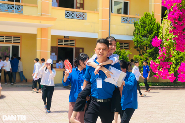 Thí sinh xương thủy tinh được Bí thư Đoàn xã cõng vào điểm thi