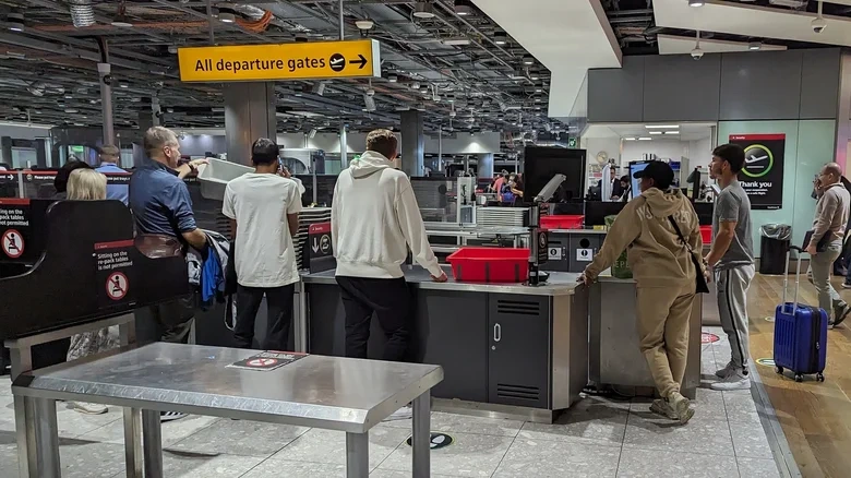 공항 보안 검색 시 신발과 벨트를 벗는 것: 다른 나라들도 여전히 이를 시행하고 있을까? - 3 Cởi giày, thắt lưng kiểm tra an ninh sân bay: Các nước liệu còn áp dụng? - 3