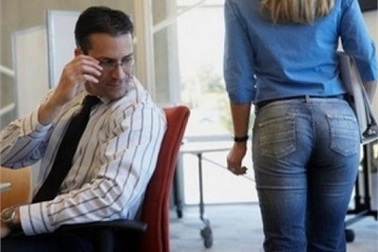 Mất tiền xin việc, sếp lại gạ tình, em phải làm sao?