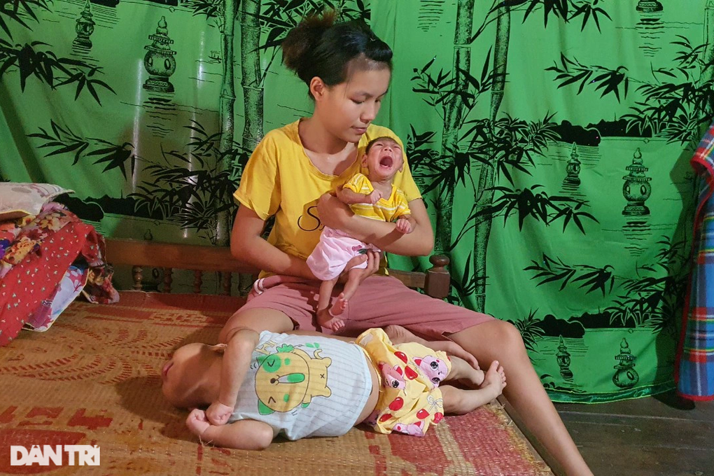 Nỗi đau người mẹ sống như đã chết khi có 2 con mắc bệnh teo não bẩm sinh - 8 Nỗi đau người mẹ sống như đã chết khi có 2 con mắc bệnh teo não bẩm sinh - 8