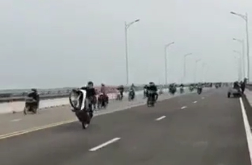 Một thanh niên ngang nhiên bốc đầu xe máy trên cầu Cửa Hội.