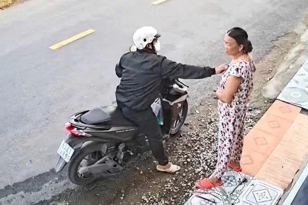 Chủ tiệm tạp hoá bị tên cướp kéo lê - 1 Chủ tiệm tạp hoá bị tên cướp kéo lê - 1