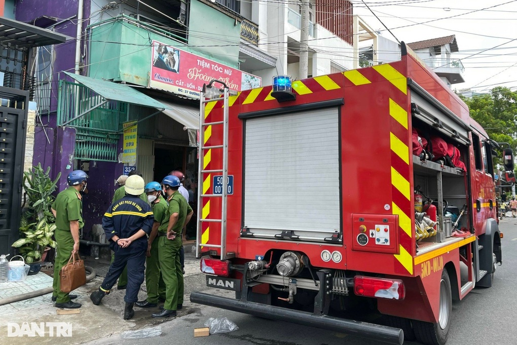 Hỏa hoạn thiêu rụi căn nhà trong hẻm sau tiếng nổ lớn ở TPHCM - 2 Hỏa hoạn thiêu rụi căn nhà trong hẻm sau tiếng nổ lớn ở TPHCM - 2