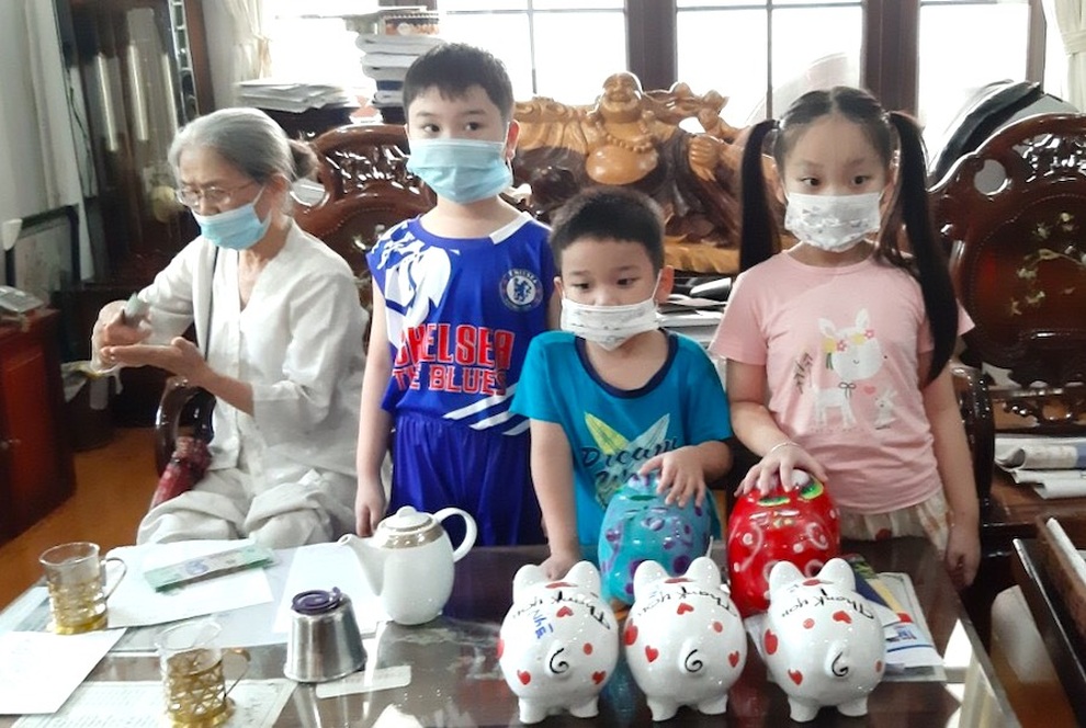 Dân Sài Gòn, người bán cây kiểng, nhà đập heo đất ủng hộ tiền mua vắc xin - 3 Dân Sài Gòn, người bán cây kiểng, nhà đập heo đất ủng hộ tiền mua vắc xin - 3